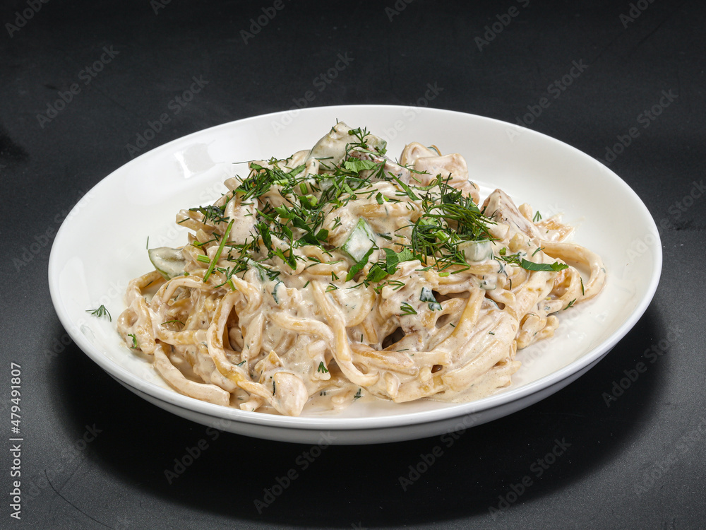 Spaghetti with cream sauce and herbs