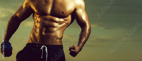 фотография Wet muscular man with water bottle or protein