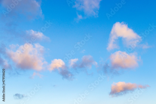 Fototapeta Naklejka Na Ścianę i Meble -  白い雲が浮かぶ冬の空