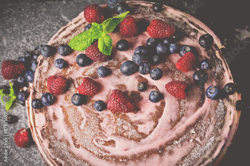 Naked Cake Torte mit Schokoladeglasur und Früchten photo