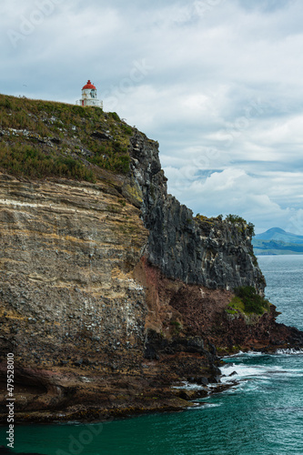 ニュージーランド ダニーデンのオタゴ半島にあるロイヤル・アルバトロス・センター周辺にあるタイアロア・ヘッド灯台と断崖絶壁の崖