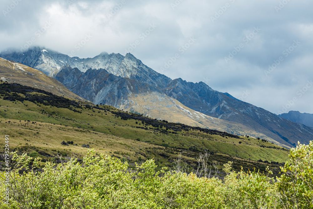 ニュージーランド　オタゴ地方のグレノーキーのラグーン・トラックから見える風景と山脈