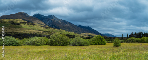 ニュージーランド オタゴ地方のグレノーキーのラグーン・トラックから見える風景と山脈