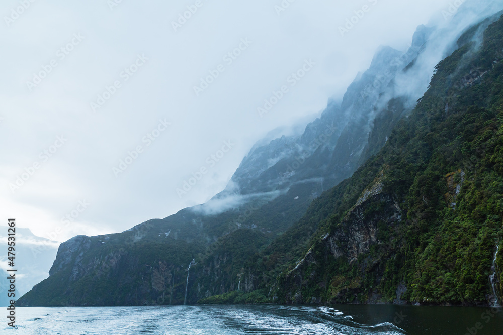 ニュージーランド　フィヨルドランド国立公園のクルーズ船から見える雨の中のミルフォードサウンド