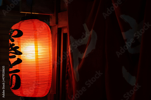 焼き鳥の赤提灯と赤暖簾