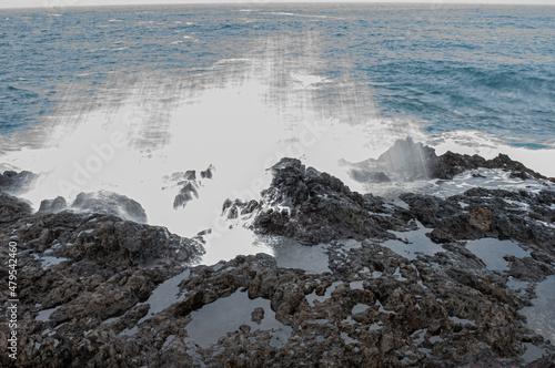 Fotografie the force of the sea is shaping the volcanic rocks despite their hardness and ri