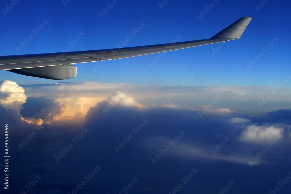 飛行機の翼と朝焼けの空 飛行機の翼と朝焼けの空
