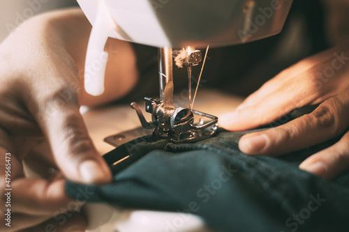 Billede på lærred Hands working on the sewing machine