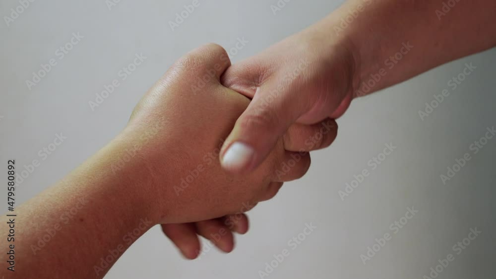Hombre dando dinero en efectivo a mujer billetes mexicanos 500 pesos haciendo un trato cerrando negocio 