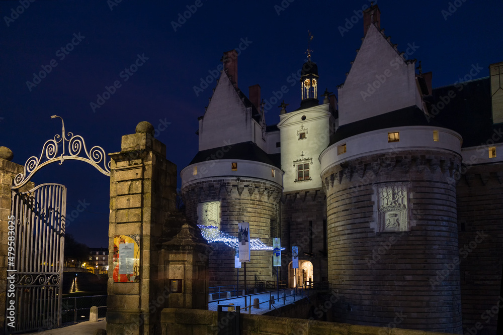 Obraz premium Entrée d'un château médiéval de nuit avec portail métallique et pont. Château des Ducs de Bretagne, Nantes