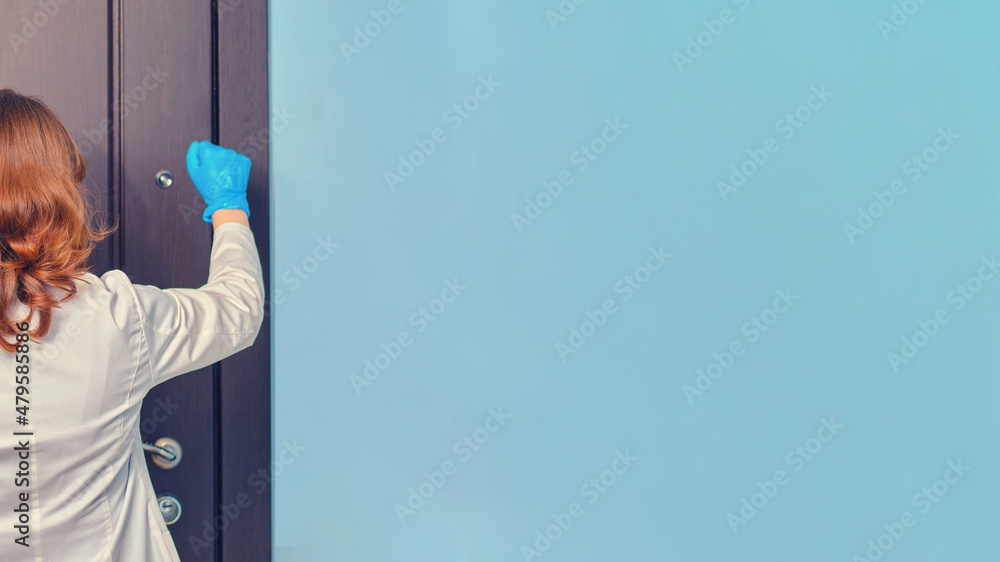 Φωτογραφία Woman doctor knocks on the door of the apartment when visiting a patient home, b