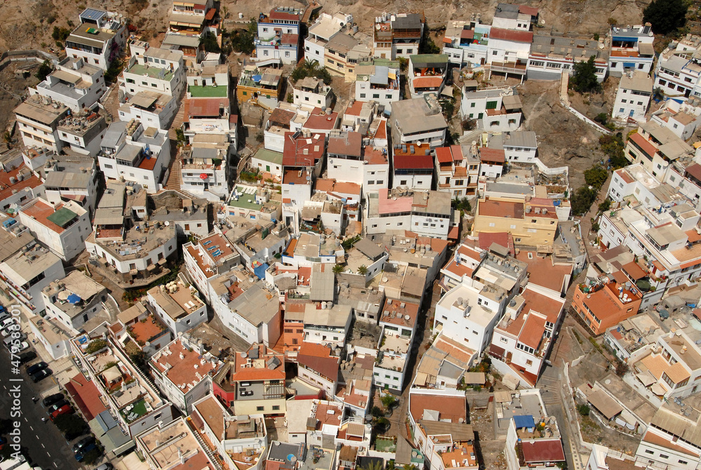 Fotografía aérea de un popular barrio en las laderas del pueblo costero de Mogán en la zona sur de la isla de Gran Canaria