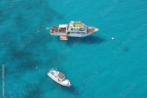 Fotografía aérea de unos barcos de excursiones turísticas fondeados en aguas de la costa sur de la isla de Gran Canaria © s-aznar