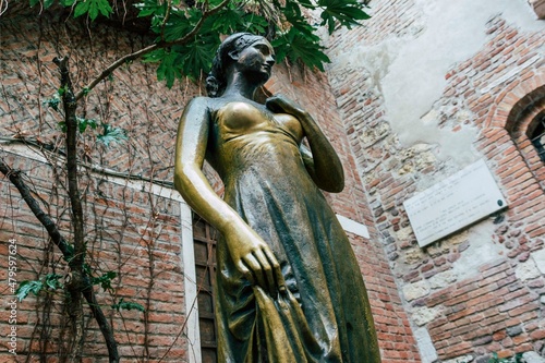 Fotos de la estatua de Giulietta en la ciudad de Verona.