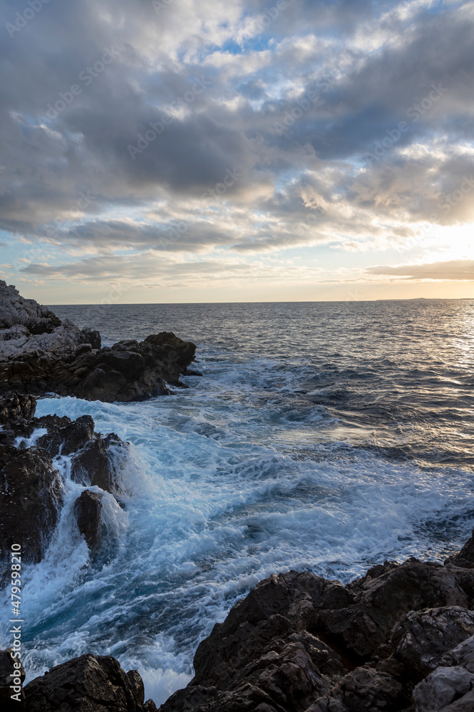 Paysage marin du rivage méditerranéen au Cap de Nice en hiver avec des vagues et des rochers au coucher du soleil