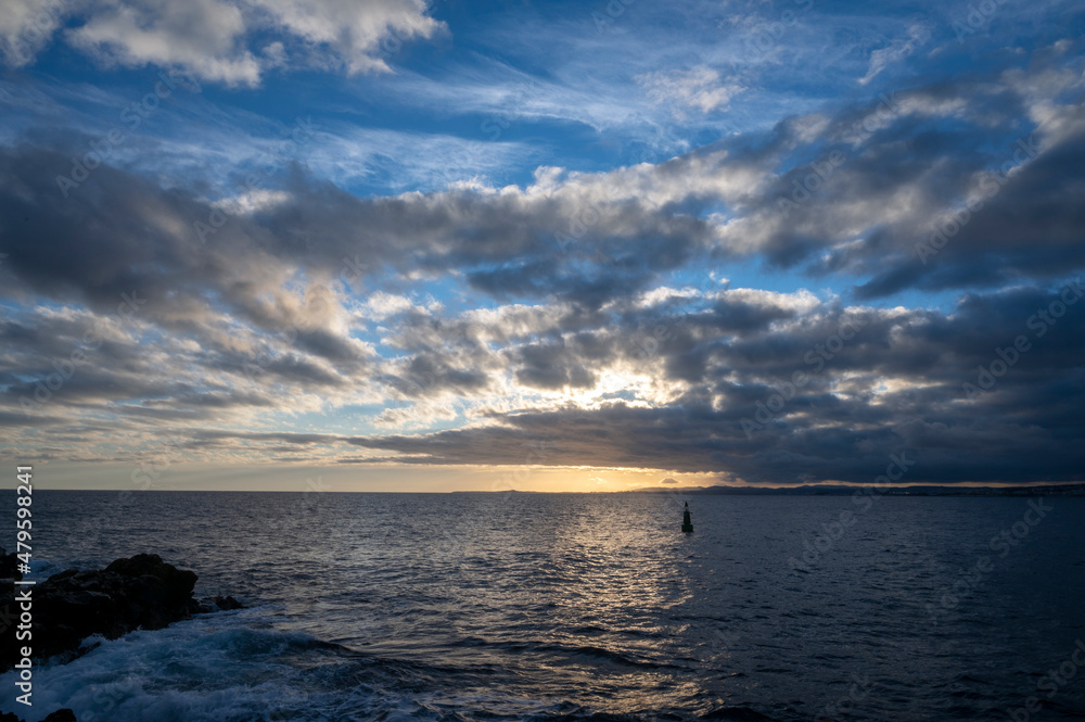Paysage marin du rivage méditerranéen au Cap de Nice en hiver avec des vagues et des rochers au coucher du soleil Paysage marin du rivage méditerranéen au Cap de Nice en hiver avec des vagues et des rochers au coucher du soleil