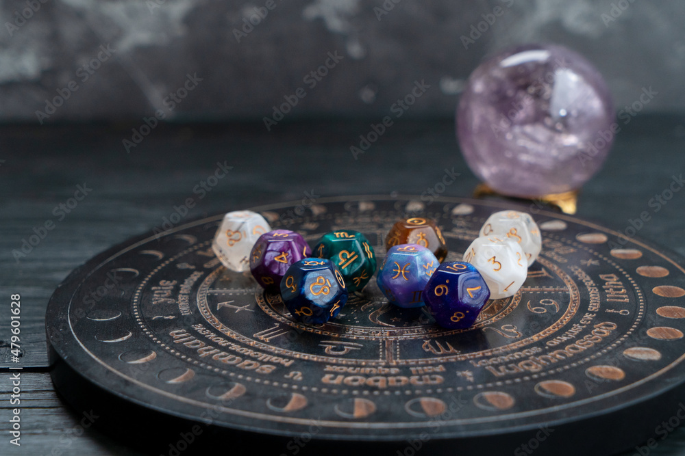 Obraz premium Zodiac horoscope with divination dice
