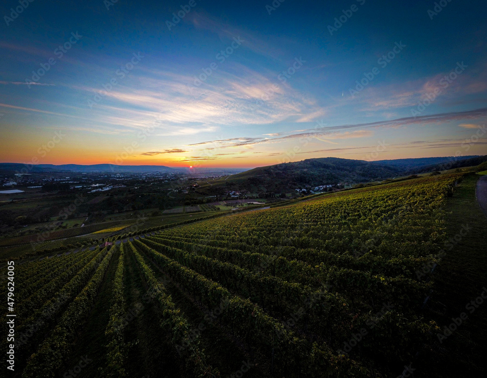 Drohne Weitwinkelaufnahme, Weinberg bei Sonnenuntergang, Blick über das Remstal Richtung Stuttgart