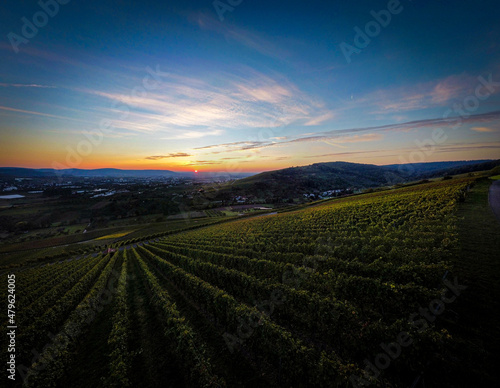 Drohne Weitwinkelaufnahme, Weinberg bei Sonnenuntergang, Blick über das Remstal Richtung Stuttgart