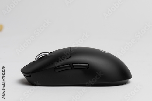 black computer mouse