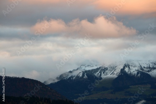 Blick vom Sulzberg in Richtung Bregenzerwald auf verschneite Berge, Vorarlberg, Österreich