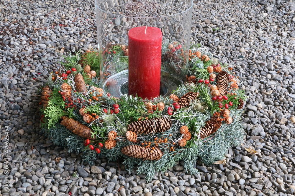 Herbstkranz mit Kerze für Advent, Weihnachten zuhause oder am Friedhof zu Allerheiligen, herbstliches Arrangement mit roten Beeren, Thuja und Tannenzapfen, Floristik und Hobbyarbeit