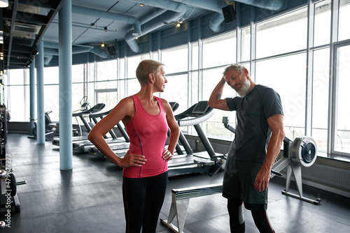 Φωτογραφία Portrait of elderly lady standing next to her handsome husband in gym