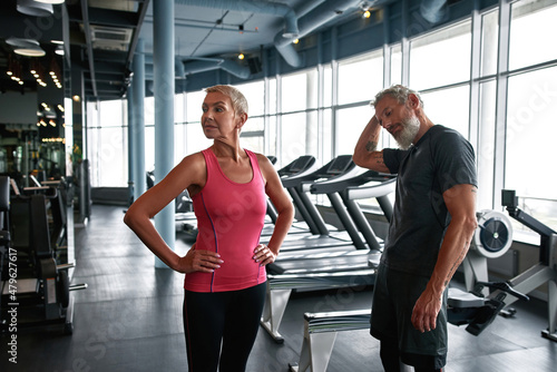 Φωτογραφία Attractive mature man and woman preparing for workout in gym