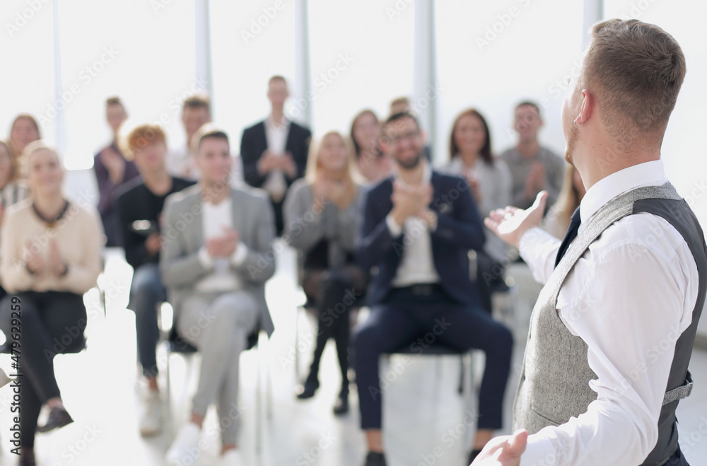 seminar participants supported the speaker with applause. seminar participants supported the speaker with applause.