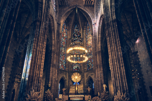 Fotografering interior of huge gothic cathedral. altarpiece with golden details