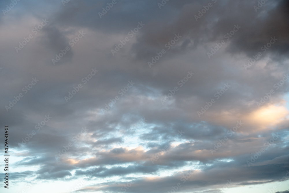Fototapeta premium Ciel avec nuages au coucher de soleil. 