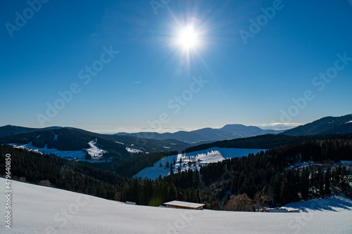 Ausblick auf das steirische Almenland im Winter
