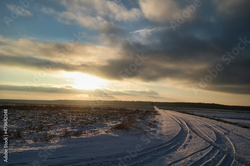 Droga pokryta   niegiem w zimie.