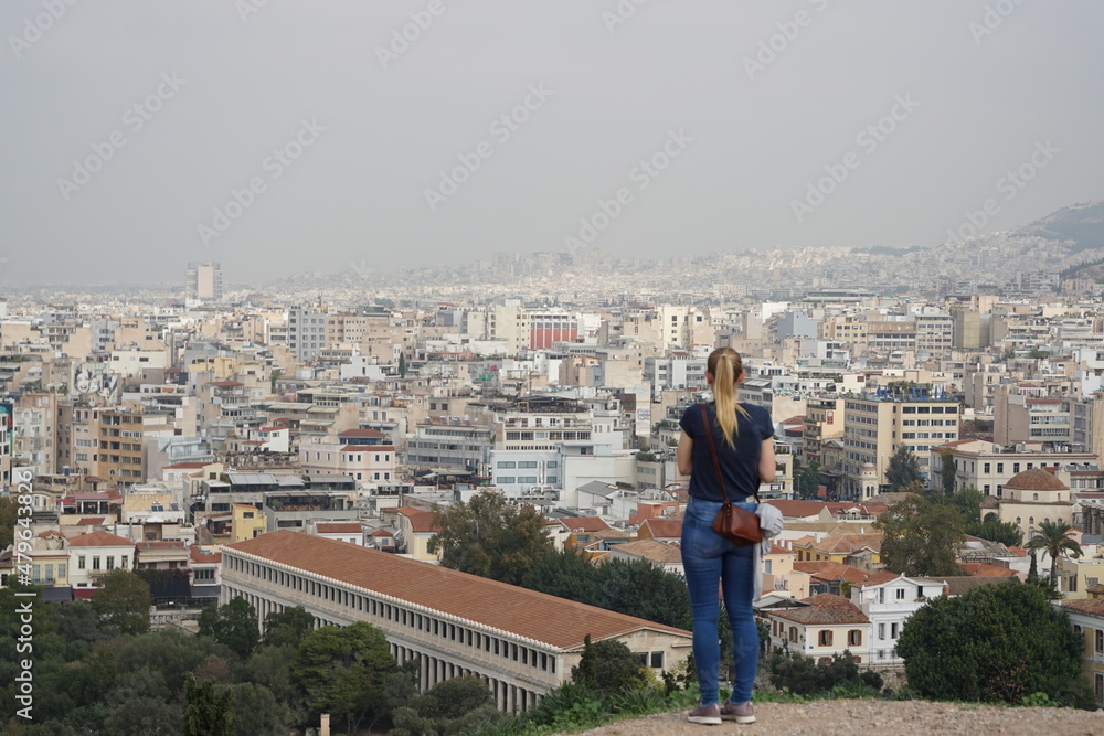 Ausblick über Athen vom Akropolis Hügel mit blonder Frau Ausblick über Athen vom Akropolis Hügel mit blonder Frau