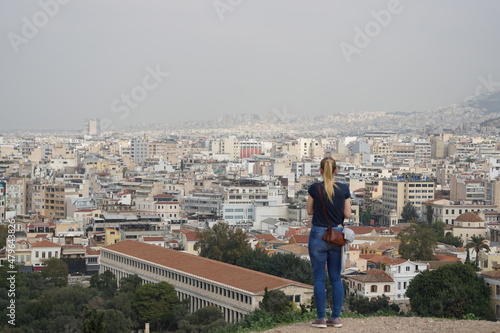Ausblick über Athen vom Akropolis Hügel mit blonder Frau