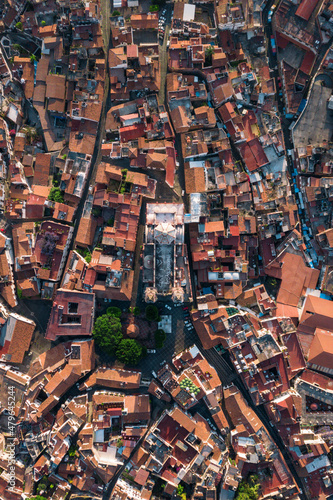 Toma aérea cenital del centro de un pueblo, la iglesia y sus callejones