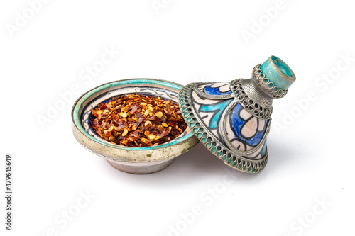 фотографія Red chilli pepper flakes in a mini Moroccan tagine