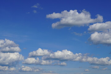 Białe chmury na niebieskim niebie