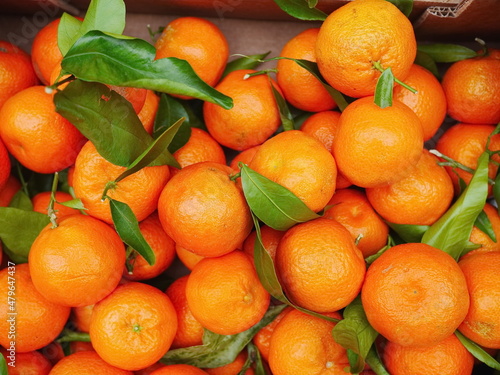 organic oranges with leaves