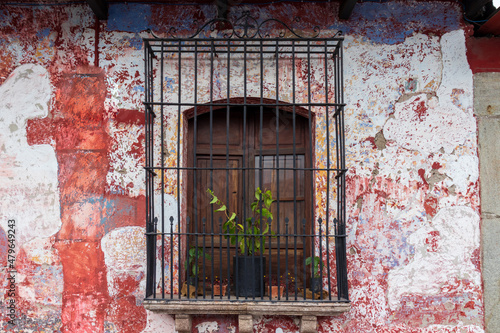Fototapeta Naklejka Na Ścianę i Meble -  spanish colonial style window in antigua guatemala