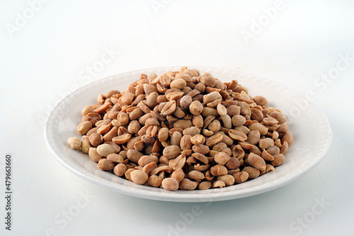 Piatto ripieno di arachidi sul tavolo