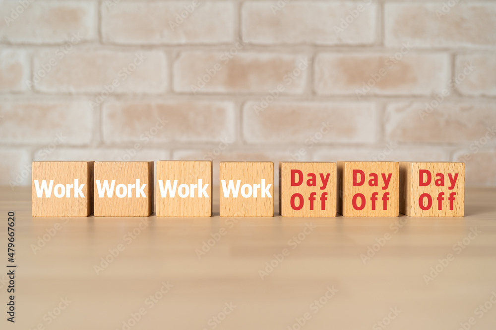 週休3日制|「Work」「Day Off」と書かれた積み木 週休3日制|「Work」「Day Off」と書かれた積み木