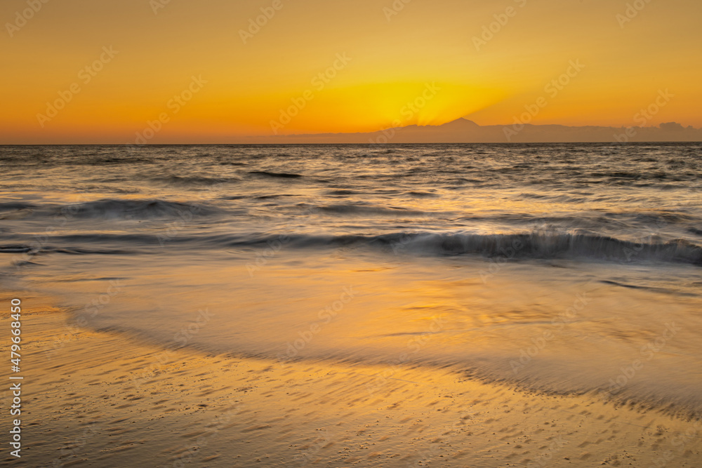 Paisaje de una puesta de sol en una orilla de una playa 