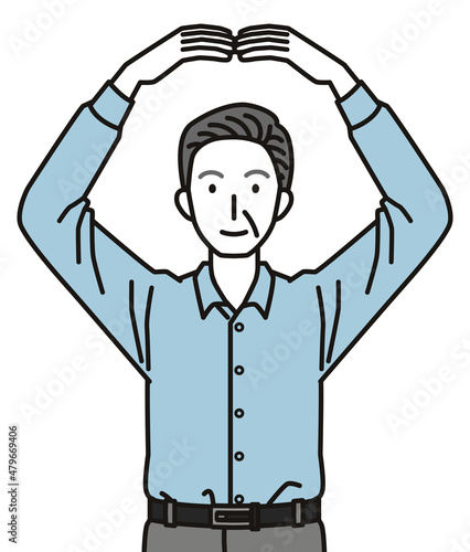 手でまるのジェスチャーをするシニア男性