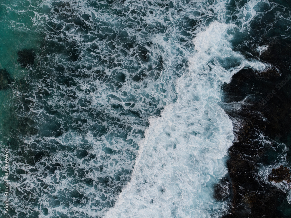 Obraz premium Waves hitting rocks in the bay of Cozumel in Mexico