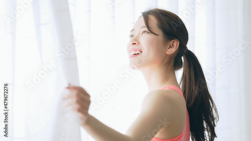 カーテンを開ける女性 Free Download カーテンを開ける女性 - GFXLoad