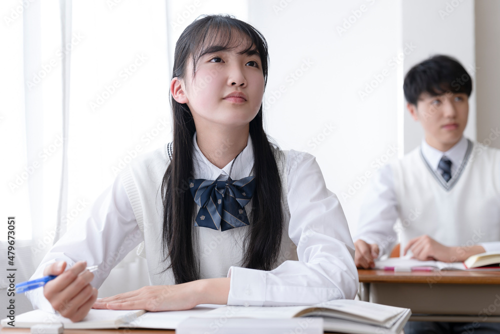 授業を受ける高校生 授業を受ける高校生