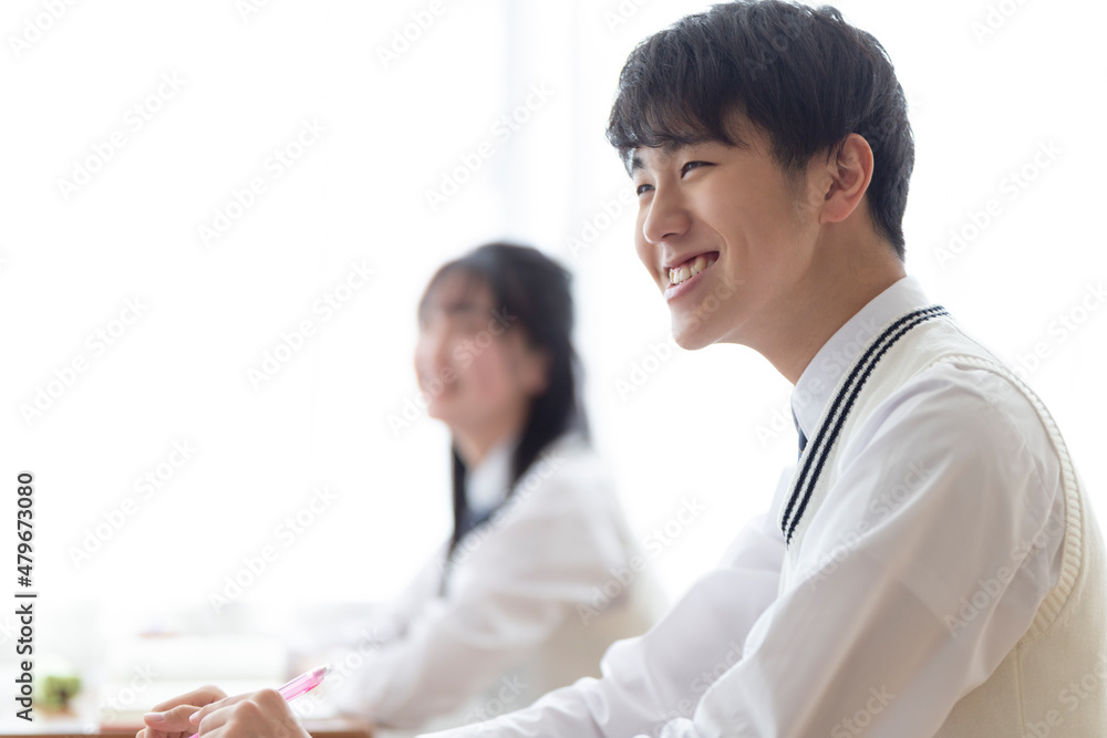 授業を受ける高校生 授業を受ける高校生