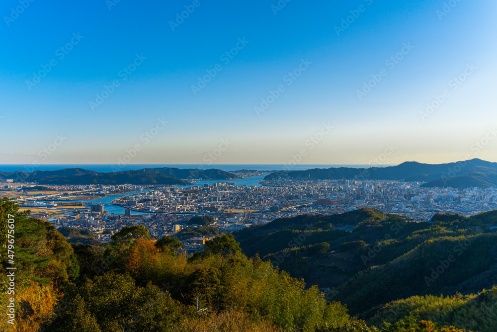 Fototapeta premium 晴れた冬の日の高知市全景
