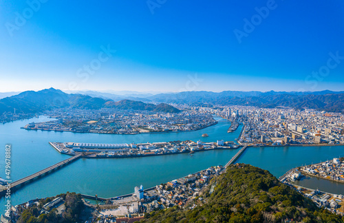 ドローン空撮　晴天の空の下、五台山から望む、高知市全景
